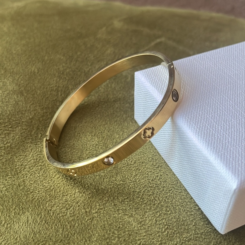 NWOT - Gold Toned Bangle Bracelet - Picture 2 of 4